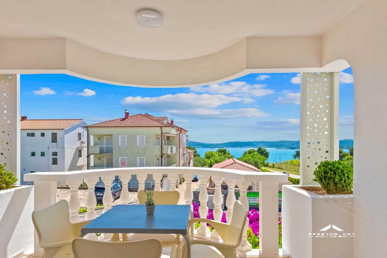 APARTMENTS INETA SVETI FILIP I JAKOV – Ferienwohnung am Meer, 70 m vom Strand, Parkplatz, Terrasse, Dalmatien