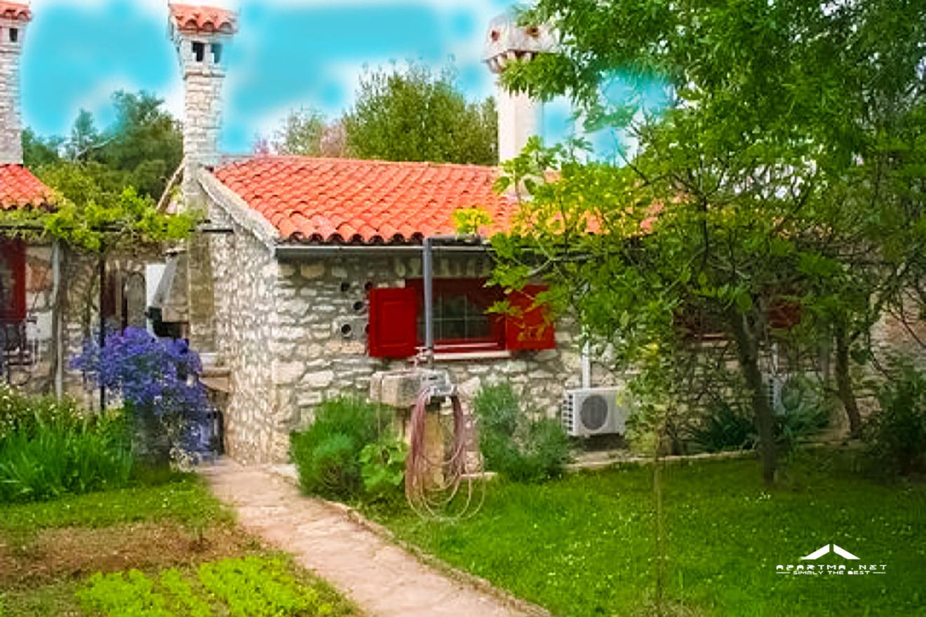 Art Oasis Apartmaji Medulin – Romantična Luksuzna Kamnita Hiša Blizu Peščene Plaže, Istra